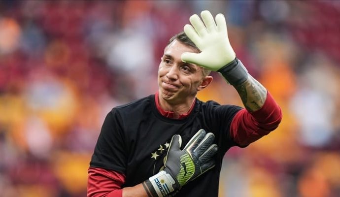 Fernando Muslera, Estudiantes’e transfer oldu