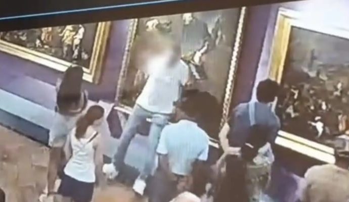 Floransa’da şok: Selfie çekerken 18’inci yüzyıla ait tabloya zarar verdi