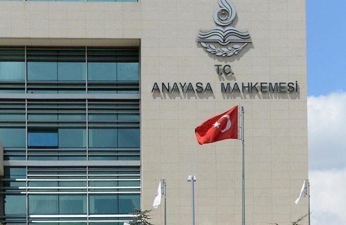 AYM devlet memurlarına yeniden kınama cezası getiren düzenlemeyi iptal etti