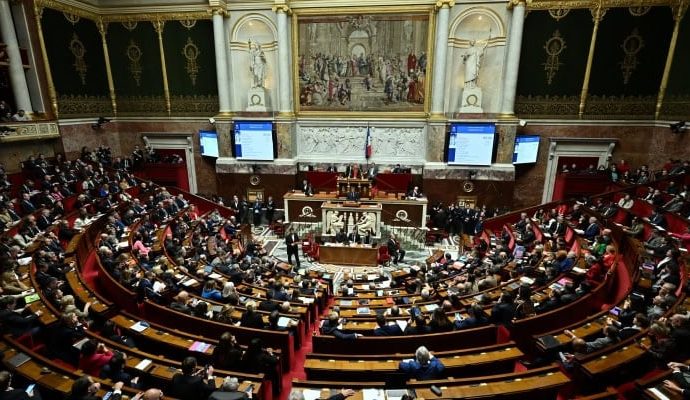 Fransa Meclisi’nin tavanı su akıttı, oturuma ara verildi