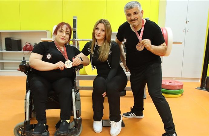 Sosyalleşmek için haltere başladılar, biri Türkiye şampiyonu, diğeri üçüncü oldu