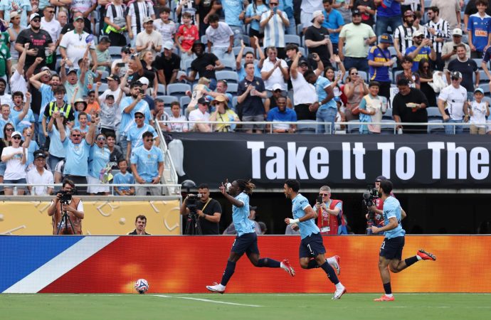 Yedi gollü dev maçı Manchester City aldı
