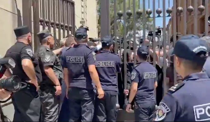 Ermenistan’da ‘darbe girişimi’: Başpiskopos kilisede gözaltına alındı