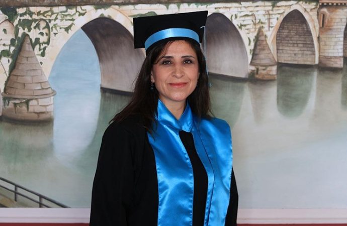 Kızına örnek olmak için girdi, üçüncü üniversiteyi bitirdi
