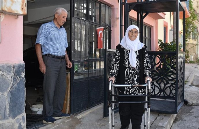 Hasta eşi için üç katlı binanın dışına asansör yaptırdı