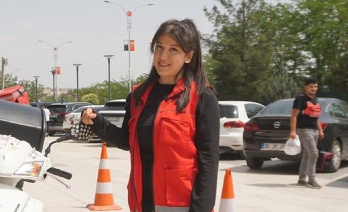 Beyza Siirt’teki ilk kadın motokurye: ‘Görenler çok şaşırıyor’