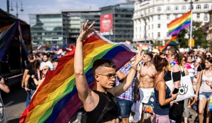 Macaristan’da ‘Onur yürüyüşü’ krizi: Orban tehdit  etti
