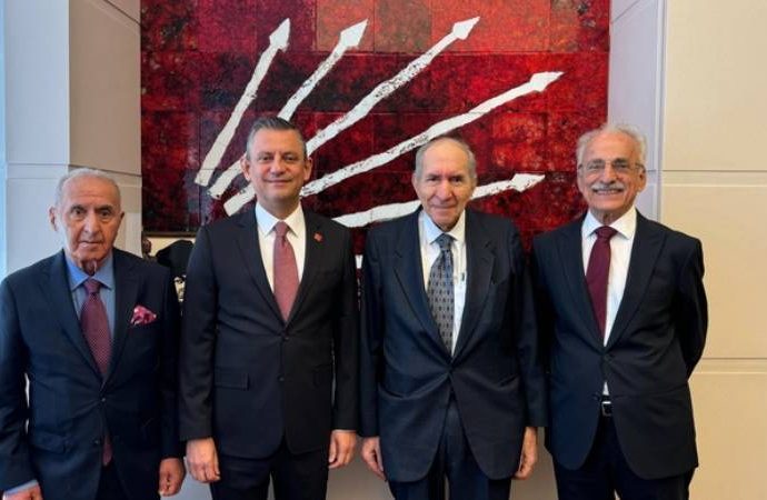 CHP’nin eski üç genel başkanından Özgür Özel’e destek açıklaması
