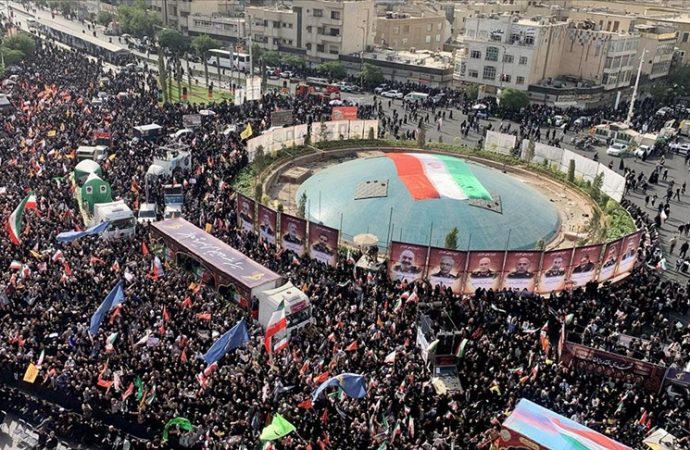 Komutanlar ve bilim insanları için Tahran’da büyük devlet töreni