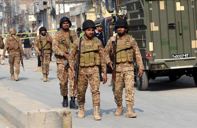 Pakistan’da terör saldırısı, 13 asker öldü