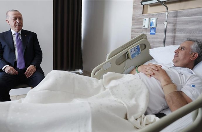 Cumhurbaşkanı Erdoğan’dan AK Parti Genel Başkan Yardımcısı Yalçın’a geçmiş olsun ziyareti