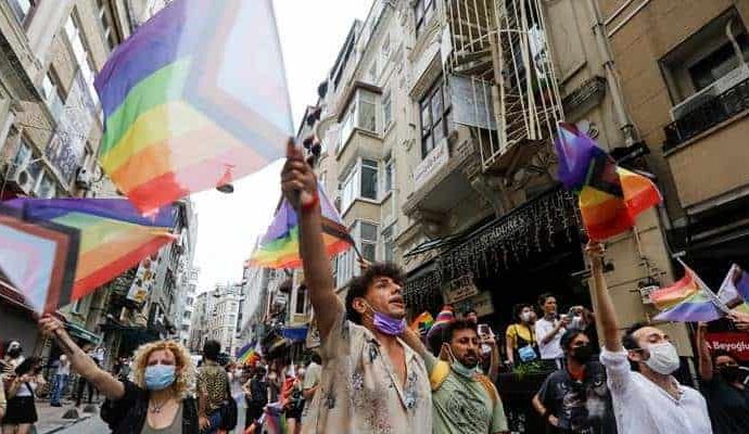 Beyoğlu’nda Onur Yürüyüşü öncesi tüm etkinliklere yasak