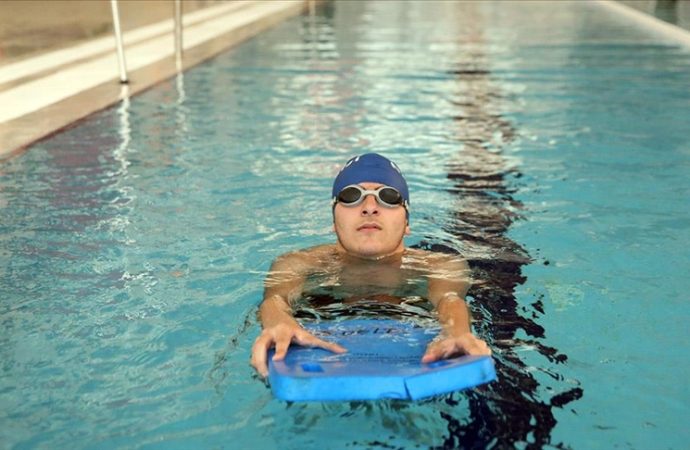 Engelli yüzücünün azmi: Her hafta 60 kilometre gidip antrenmana katıldı, Türkiye şampiyonu oldu