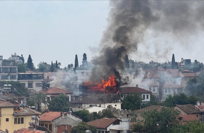 Antalya’da tarihi Kaleiçi’nde yangın