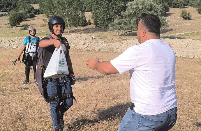 Havadan baklava indi: Neye uğradığını şaşırdı