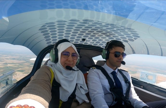 Mezuniyette ana oğul birlikte uçtular