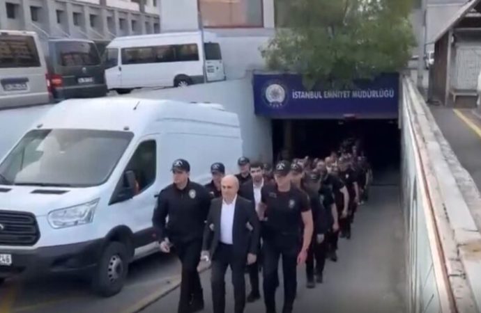 O hazin fotoğrafa bakarken gelen anket: Yargıya güven Diyanet’in altına düştü
