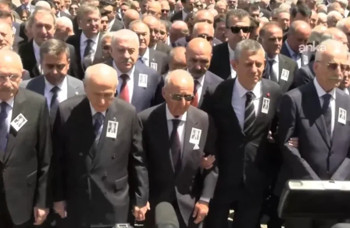 Altan Öymen’in son yolculuğunda el ele kol kola