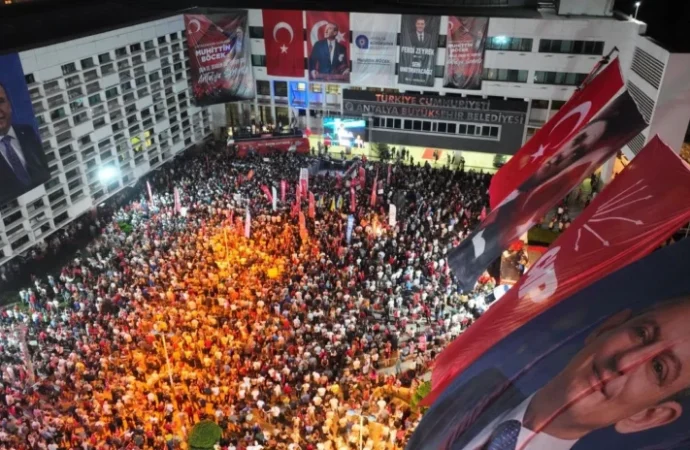 Özgür Özel: Manavgat’ta baklava kutusunda rüşvet vereni polis bir ay eğitmiş, başkana öyle yollamış