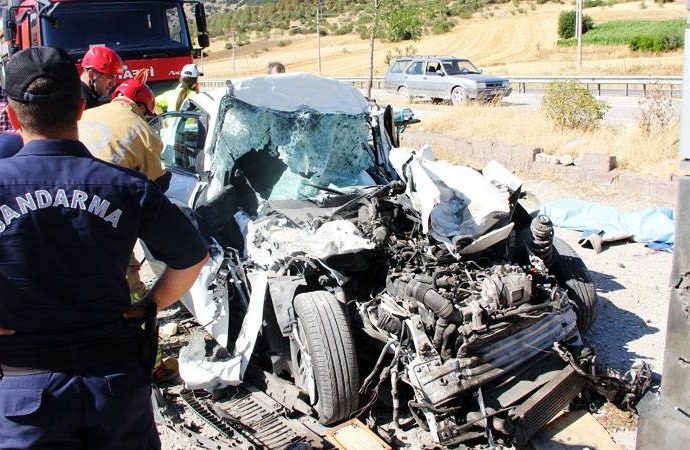 Otomobil park halindeki tıra çarptı, baba ve üç çocuğu öldü