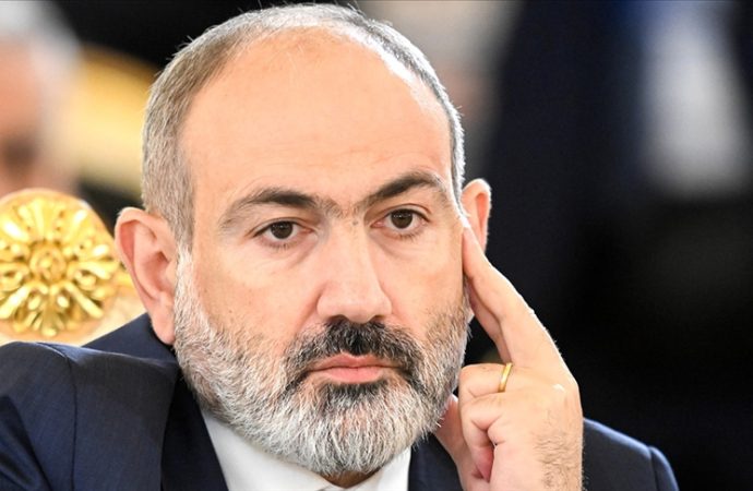 Ermenistan Başbakanı Paşinyan kilisenin başına ‘çekil’ çağrısı yaptı
