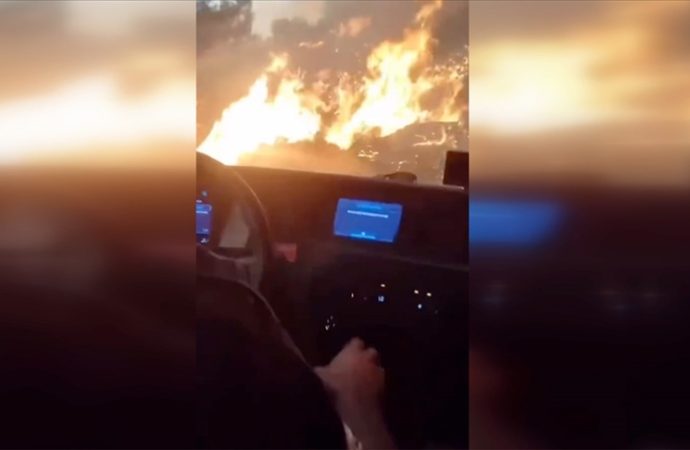Antakya’da yangın: İtfaiye aracı alevlerin arasında kaldı