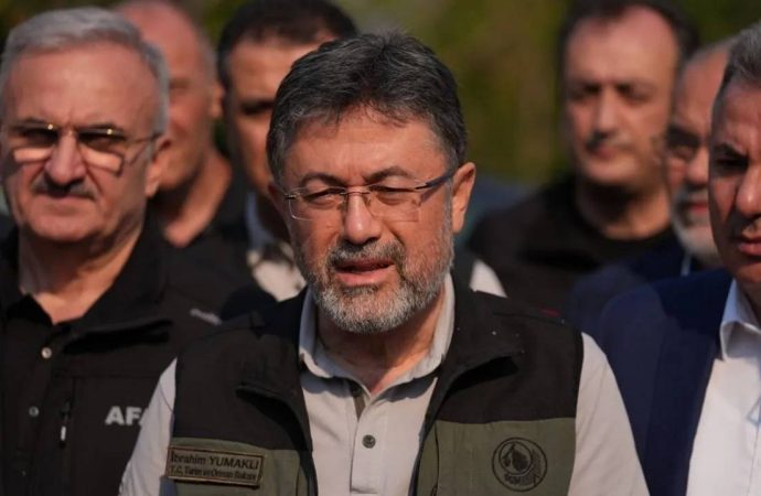 Bakan Yumaklı: Orman yangınları 6 bölgede devam ediyor, İzmir ve Manisa’da ilerleme, Hatay’da rüzgâr engeli var