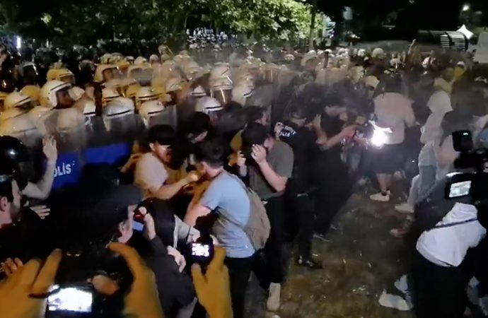 Saraçhane mitinginin ardından Bozdoğan Kemeri’ne yürümek isteyen gruba polisten gazlı müdahale: 42 kişi gözaltına alındı