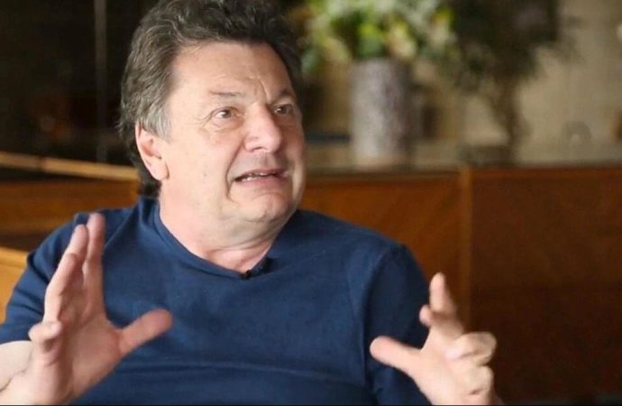 Rakı masasına çay geldi, Vedat Milor tepki gösterdi, sosyal medya bu konuda da ikiye bölündü