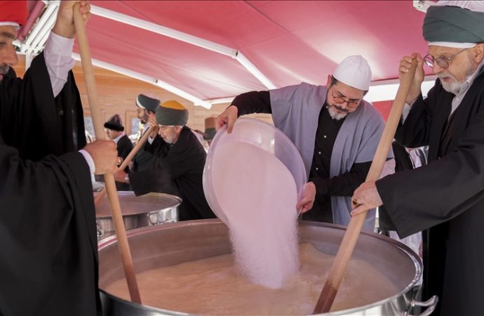 Sümbül Efendi Merkez Tekkesi’nde 10 bin kişilik aşure kaynatıldı
