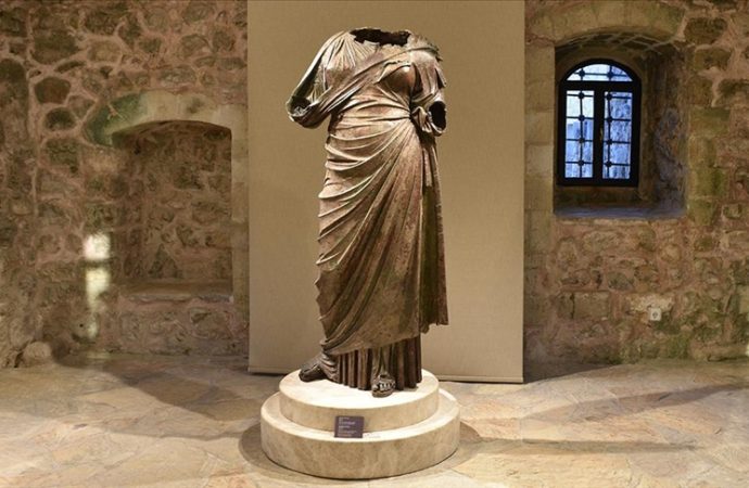 Balıkçıların ağına takılan 2200 yıllık bronz kadın heykeli sergilendi