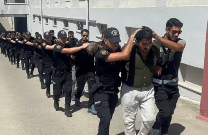 Uyuşturucu TIR’ı Adana’da durdu, şebeke çöktü