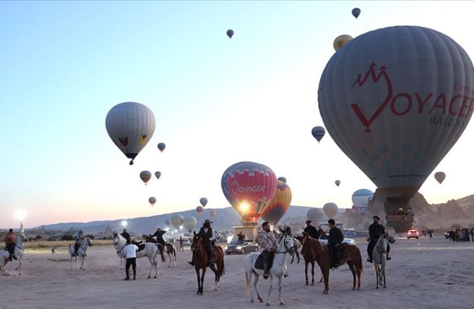 Efsaneden doğan festivalde karayı atlar, havayı balonlar süsledi