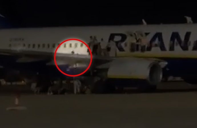 Alarmlar çalınca uçaktan aşağı atladılar