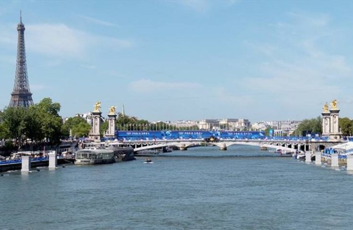 Paris’teki Seine Nehri 100 yıl sonra yüzmeye açıldı