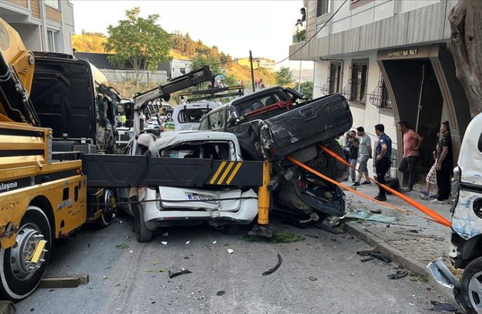 Başakşehir’de kontrolden çıkan vinç sokağı savaş alanına çevirdi