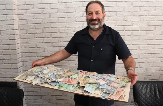 Nümizmat kasaba berberi: 80 ülkenin parasını dükkanında sergiliyor
