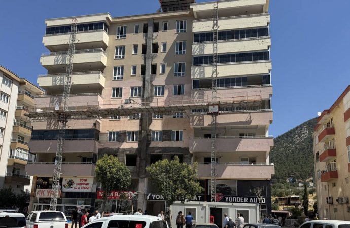 Maraş’ta tadilat iskelesi çöktü, iki işçi yaşamını yitirdi