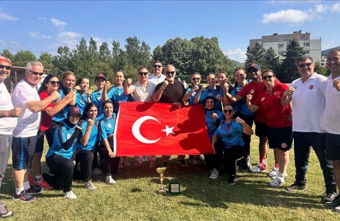 İlk kez katıldılar: Kadın kriketçiler uluslararası turnuvada herkesi, Yunanistan’ı iki kez yendi