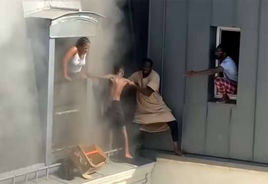 Alevlerin içine daldı, altı kişiyi kurtardı: Belki böyle vatandaş olacak