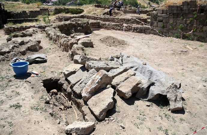 Bitlis Kalesi’nde dua yazılı secde taşı bulundu