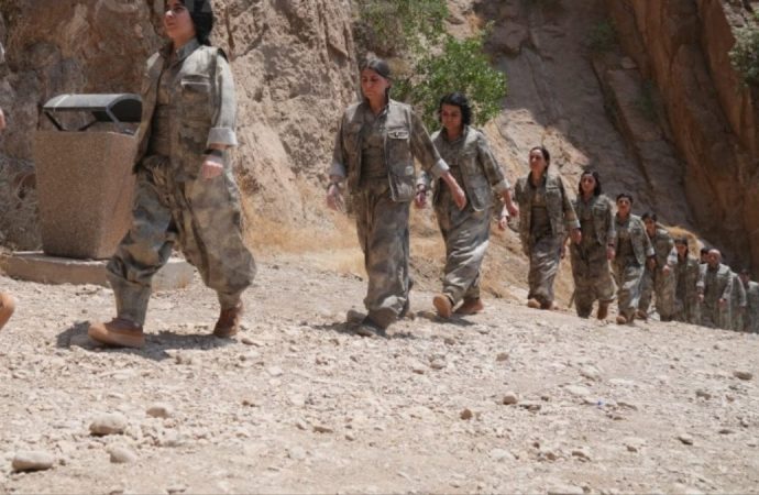 Tarihi adım atıldı: 30 PKK’lı silahlarını yakarak bıraktı