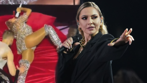 Hadise konseri: Sahnede duş aldı, yatakta şarkı söyledi