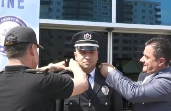 Polise türbesini AK Parti ilçe başkanı taktı