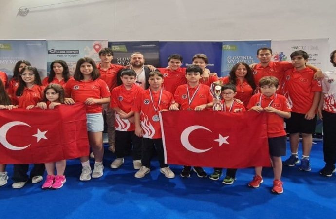 12 yaş altı satranççılarının ikinci Avrupa zaferi: Yine gümüş madalya kazandılar
