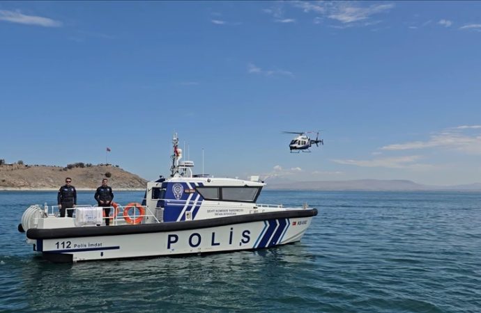 Deniz polisi inci kefalini korumak için üç aydır Van Gölü’nde dört dönüyor