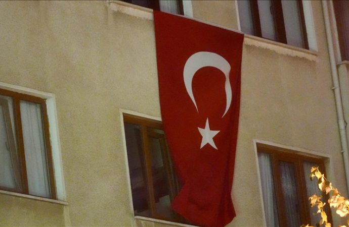 Erdoğan çağrı yaptı, ay yıldızlı bayraklar asıldı
