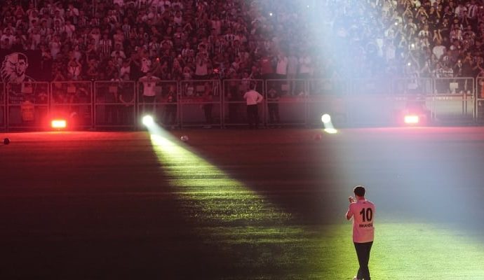 Orkun Kökçü 20 bin taraftarın önünde Beşiktaş’a imza attı: Dünyadaki en mutlu insan benim