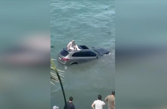 Aracıyla düştü, denizin ortasında yardım bekledi