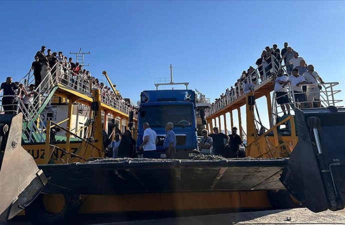 Feribotta yangın: Makine dairesinde yangın çıktı, iskeleye çekildi